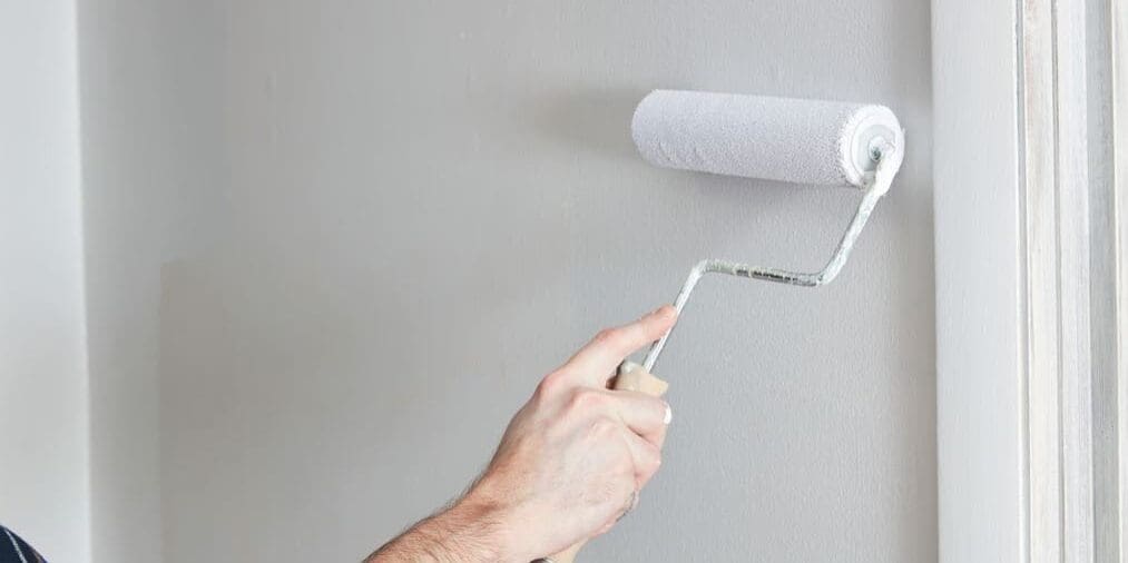 how professional painters avoid streaks and roller marks on walls